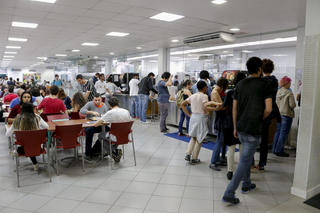 Pessoas se servindo e comendo no Restaurante Central do Campus Butantã.