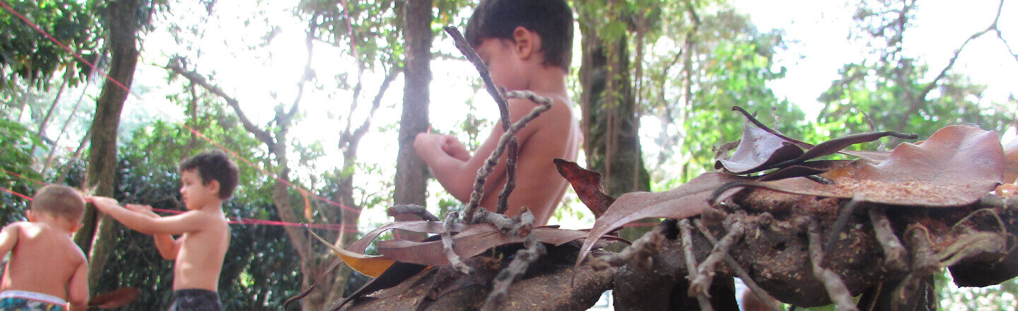 Crianças brincando na natureza.