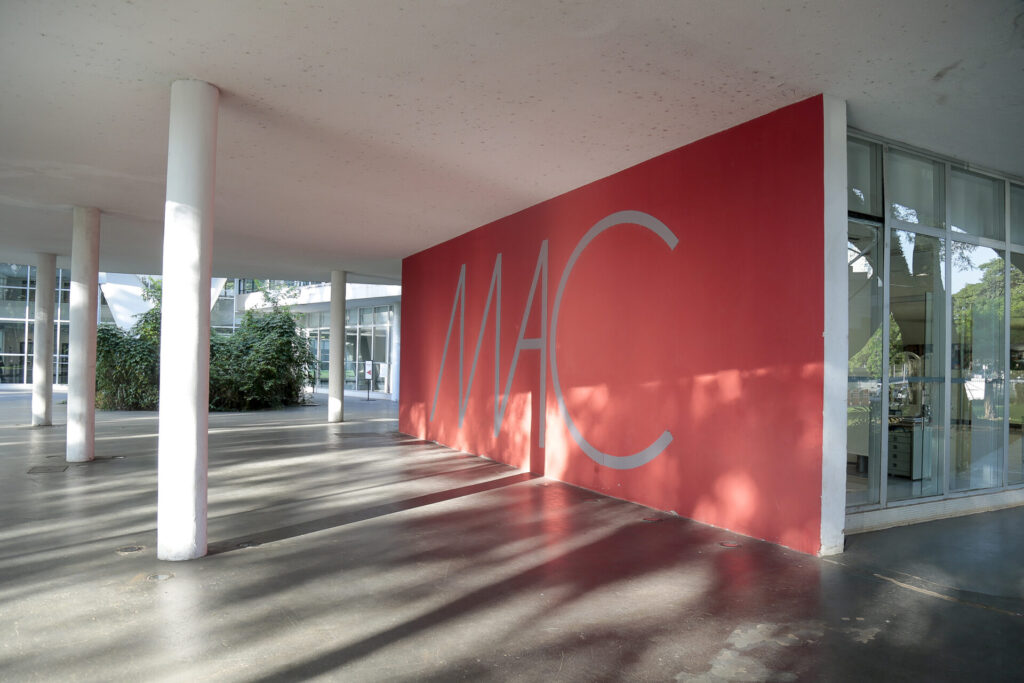 Reg. 118 23 museu de arte comtemporânea (mac). fachada do mac u