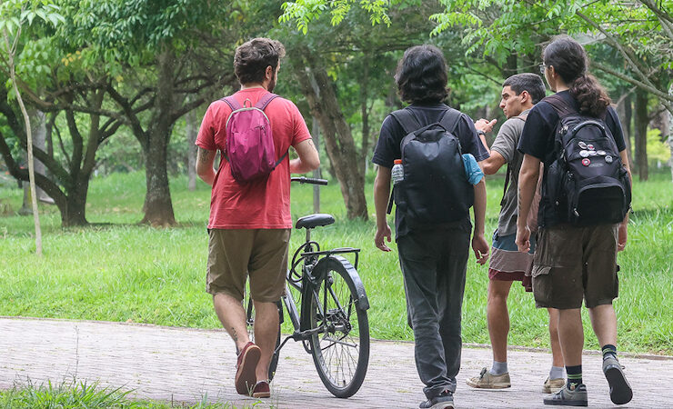 Estudantes caminhando no campus